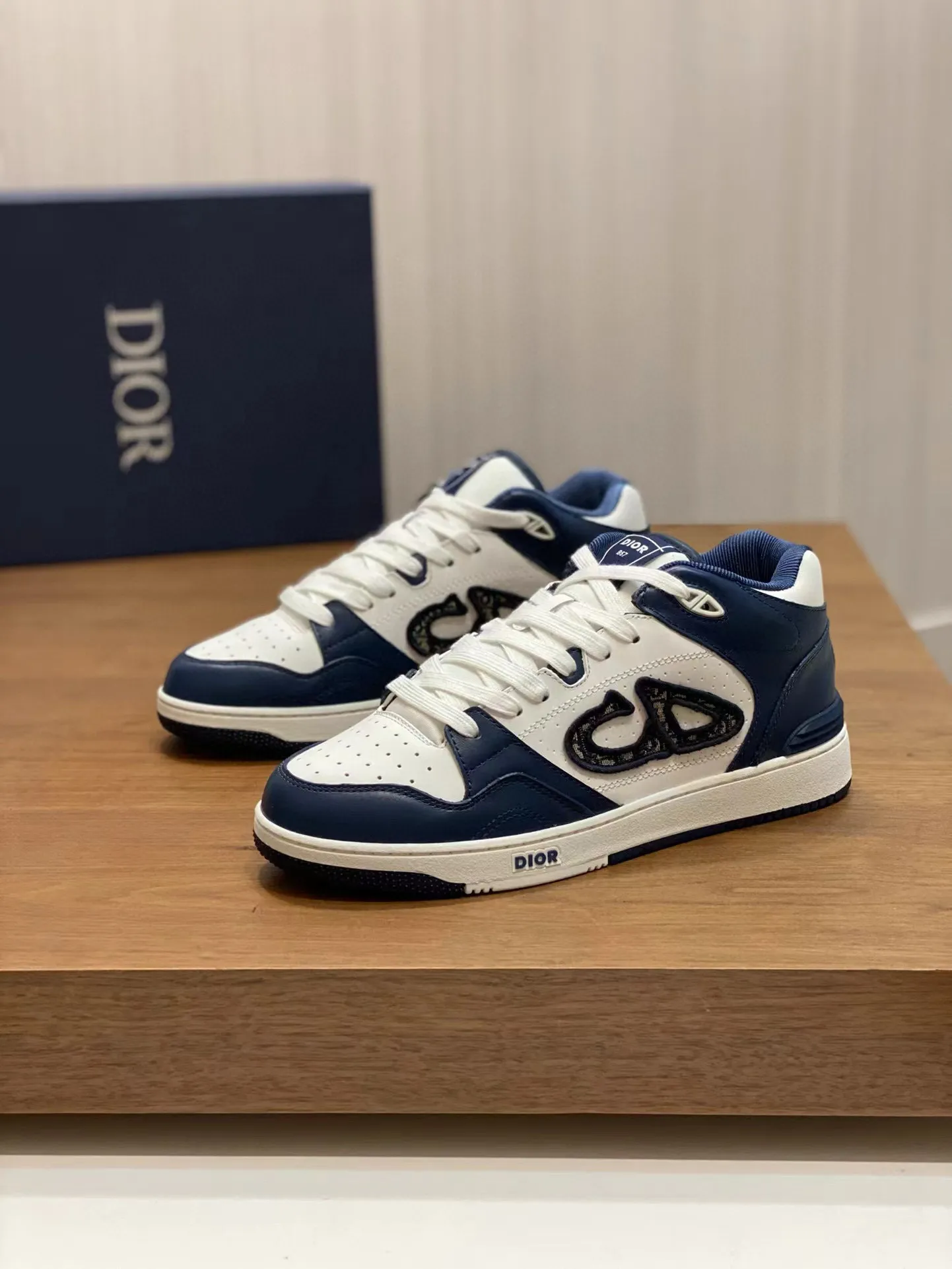 Ex-factory price: 440💰DIOB57 mid-top sneakers are shipped. This B57 mid-top sneaker is a new product in the 2024 spring men's wear series. It reinterprets the basketball shoe design and has become a classic item of Dior. Mid-top lace-up style crafted from color-blocked cow leather with contrasting suede and a CD logo displayed on the side. The tongue is decorated with the Dior B57 logo, and various distinctive details enhance the style. The CD logo eyelet details, upper stitching and rubber panels highlight the dynamic charm of its sports style. With two-color rubber sole, mesh fabric lining and cotton lining for foot padding, the upper foot is comfortable and breathable. Can be paired with a variety of clothing to create a sophisticated look. Code 38-44, (45 can be customized)